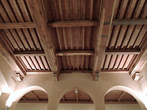 Criosabbiatura soffitto con travi legno e mattani